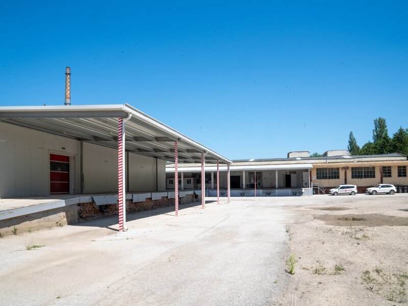 Ruse, zona industriala de vest a orasului, se vinde baza de depozitare